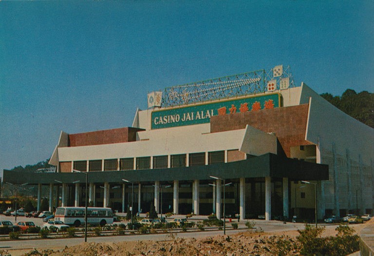 Na década de 1970, o jai alai foi introduzido em Macau como um desporto profissional e também como um produto de apostas, tornando-se no primeiro jogo de bola para apostas em Macau. Em 1974, o Estádio Jai Alai com 5 mil lugares foi inaugurado junto com o cassino. Em 1990, as partidas de jai alai foram suspensas.