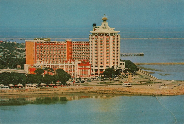 O Hotel Lisboa Macau foi inaugurado em 1970 e foi um dos marcos da cidade, graças ao seu aspecto distinto de gaiola. Um casino foi estabelecido ao lado do hotel, dando um testemunho significativo para a indústria do jogo de Macau.