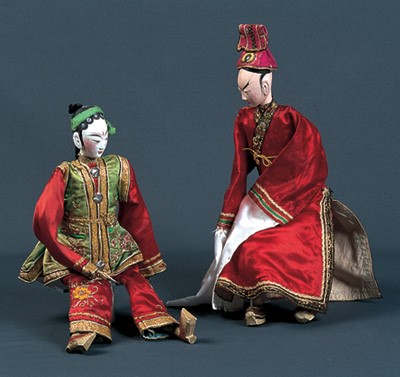 粤劇是中國的地方戲種，用廣州方言演出，流行於澳門、香港、廣東和廣西一帶的地區。粤劇薫陶了一代又一代的澳門居民。