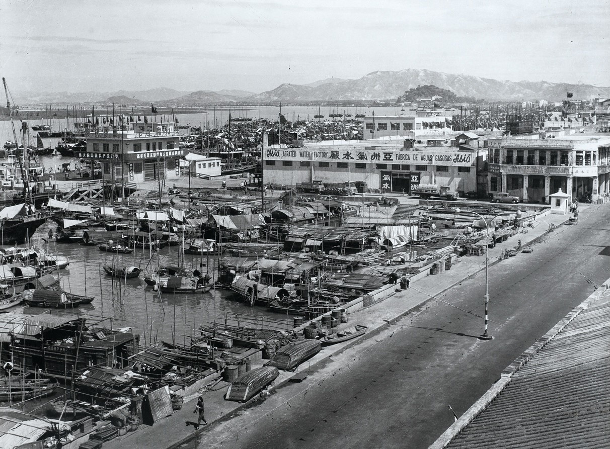 亞洲汽水廠舊址  亞洲汽水風行於二十世紀六、七十年代，是本地汽水廠產品。廠址位於現今５號碼頭( 南光公司碼頭) 斜對面，現已拆卸。 李玉田先生攝 1958 年 澳門博物館藏
